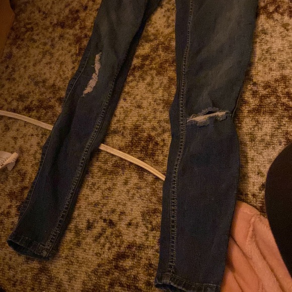 I’m selling guess denim jeans - Picture 2 of 5